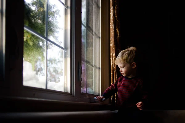 Маленький Мальчик Пытается Открыть Окно — стоковое фото