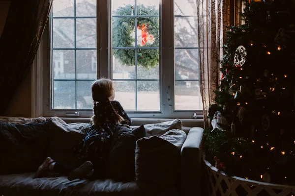 Little Girl Sits Next Christmas Tree Looks Out Window — Stock Photo, Image
