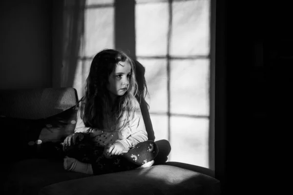 Маленька Дівчинка Сидить Вікні — стокове фото
