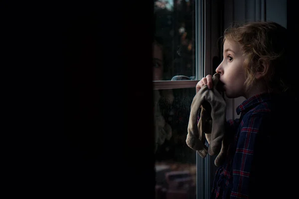 Een Klein Meisje Zuigt Haar Duim Kijkt Uit Haar Voordeur — Stockfoto