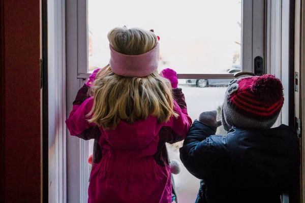 Двоє Дітей Одягнені Зимовий Одяг Виходять Двері Сніг — стокове фото