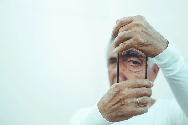 Starszy Mężczyzna Robi Zdjęcie Oka Urządzeniu Mobilnym Kreatywna Koncepcja — Zdjęcie stockowe