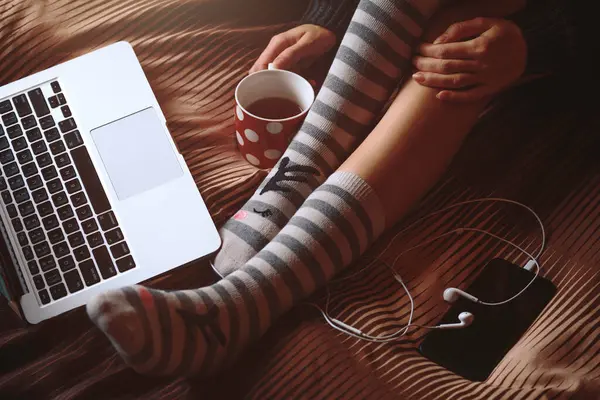 Jeune Belle Fille Assise Dans Lit Avec Une Tasse Café — Photo