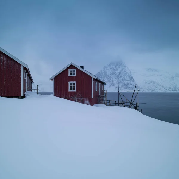 Olstind Montanha Pico Vermelho Cabines Rorbu Subindo Sobre Neve Coberto — Fotografia de Stock