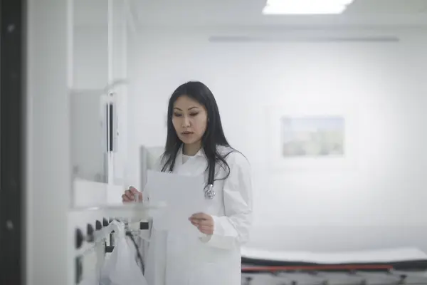 Азіатська Жінка Лікар Протоколом Лікарні — стокове фото