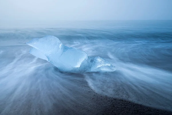 Jokulsarlon Gleccser Lagúnához Közeli Diamond Beach Ködös Reggelen Izlandon Mosott — Stock Fotó