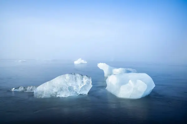 Kawałek Lodu Myty Przez Ocean Plaży Diamond Pobliżu Laguny Lodowcowej — Zdjęcie stockowe