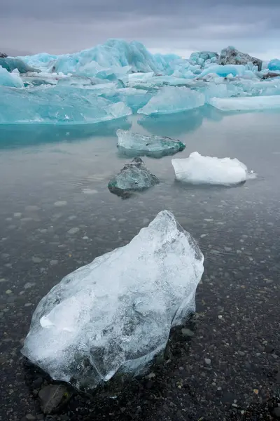 Gran Trozo Hielo Dentro Laguna Glaciar Jokulsarlon Islandia —  Fotos de Stock