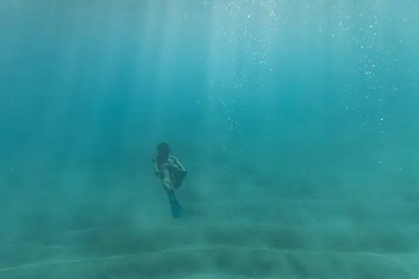 Feminino Mergulhador Livre Nada Longe Oceano Oahu Hawaii — Fotografia de Stock