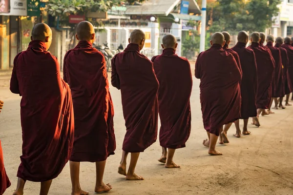 Monjes Calle Alineados Recibiendo Limosna Nyaung Bagan Myanmar —  Fotos de Stock