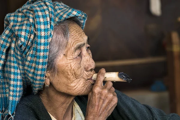 Senior Birmano Mujer Fumar Grueso Birmano Paja Cigarro Bagan Myanmar — Foto de Stock