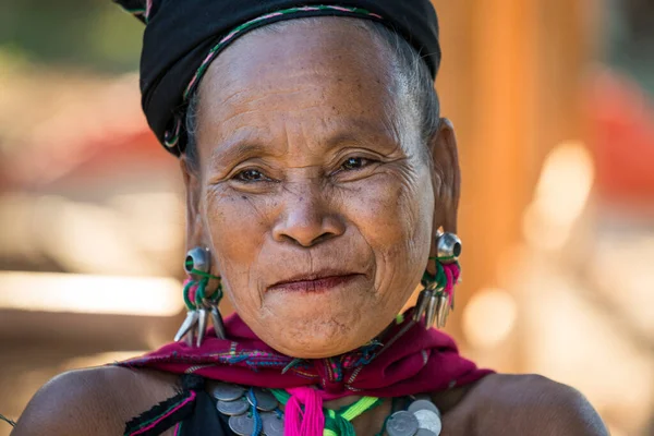 Retrato Una Mujer Sonriente Tribu Kayah Mirando Cámara Loikaw Myanmar —  Fotos de Stock