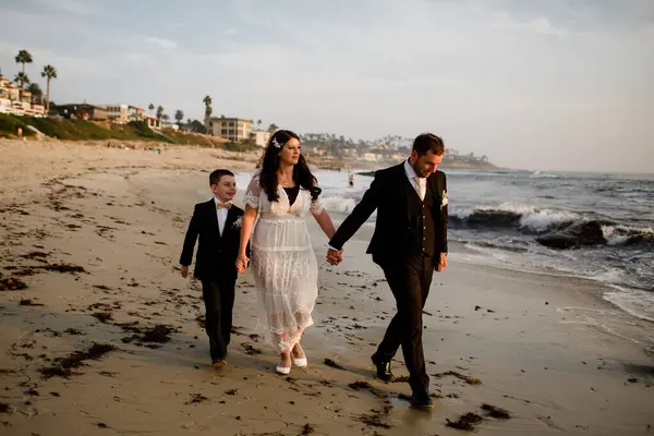 Recién Casados Posando Con Hijo Nueve Años Playa San Diego — Foto de Stock