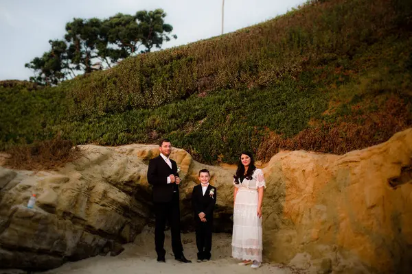 在圣地亚哥 新婚夫妇带着9岁的儿子来到海滩 — 图库照片
