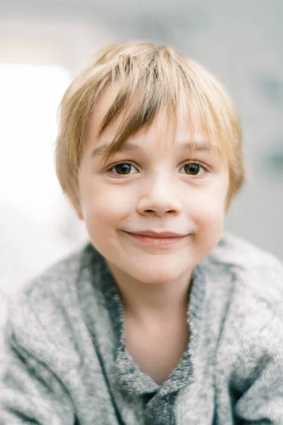 中性的な表情をした小さなブロンドの男の子の肖像画 — ストック写真
