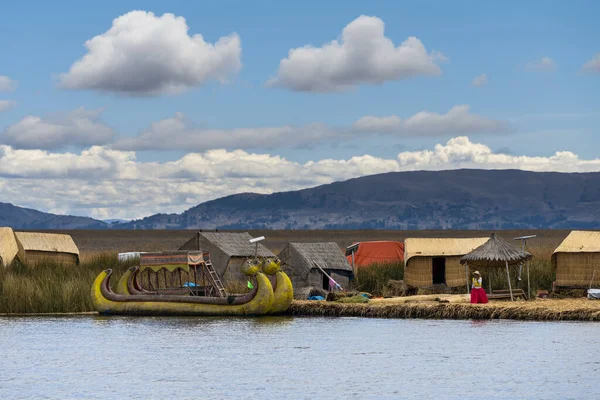 Uros Island Boat Made Out Reed Lake Titicaca Peru — Stock Photo, Image