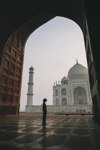 Jeune Femme Regardant Taj Mahal Intérieur Mosquée Kau Ban Lever — Photo
