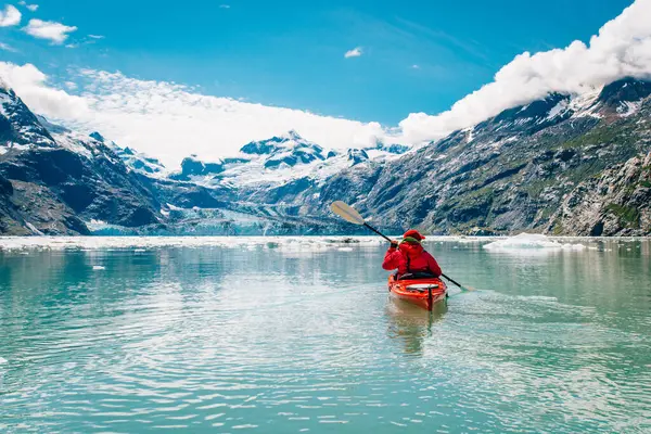 Woman Kayaking Glacier Bay National Park — Foto Stock