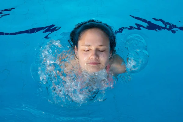 Joven Cara Chica Saliendo Piscina — Foto de Stock