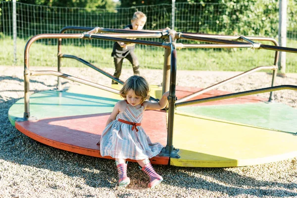 Petite Fille Avec Des Bottes Pluie Assis Sur Tour Joyeux — Photo