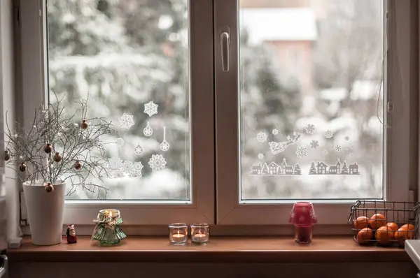 Choinka Śniegiem Oknem — Zdjęcie stockowe