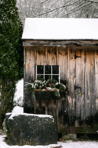 Деревянный Дом Снегом Окном — стоковое фото
