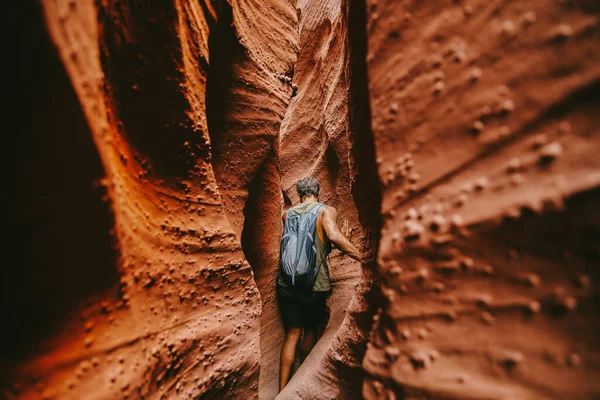 Young Man Exploring Narrow Slot Canyons Escalante Summer — Stock Photo, Image