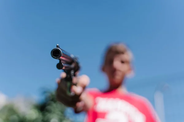 Adolescente Rubia Con Una Camiseta Roja Apuntando Con Arma — Foto de Stock