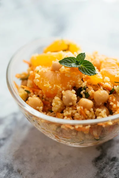 Salată Sănătoasă Cuscus Mandarine Bucăți Portocale Năut Pătrunjel Mentă Proaspătă — Fotografie, imagine de stoc