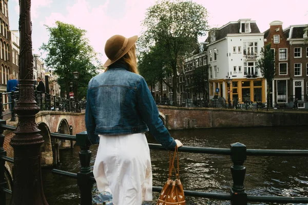 Mujer Con Vistas Canal Ciudad — Foto de Stock