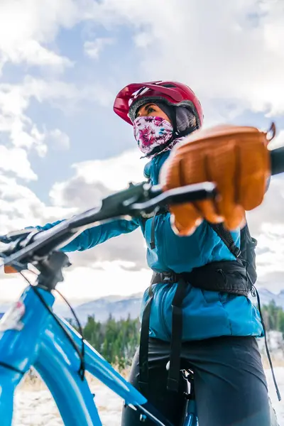 Female Fat Biking Mask Winter Jasper — Stock Photo, Image