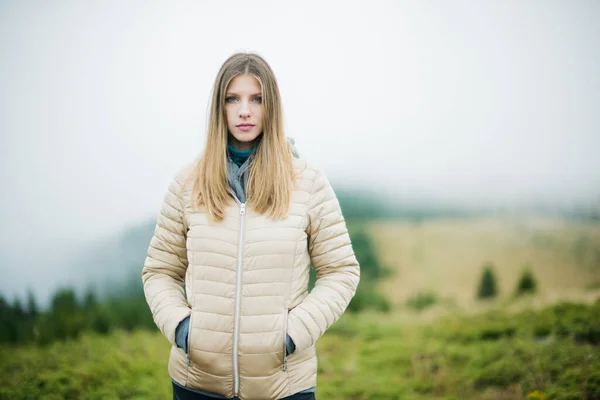 Blondes Mädchenporträt Der Nähe Des Waldes — Stockfoto