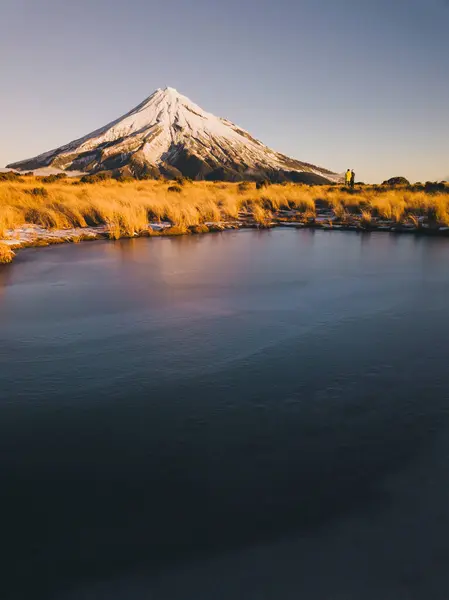 Junges Paar Der Ferne Genießt Den Sonnenuntergang Taranaki Neuseeland — Stockfoto