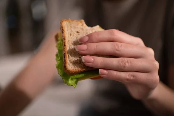 Donna Con Delizioso Sandwich Godendo Pasto Serale Durante Apprendimento Distanza — Foto Stock