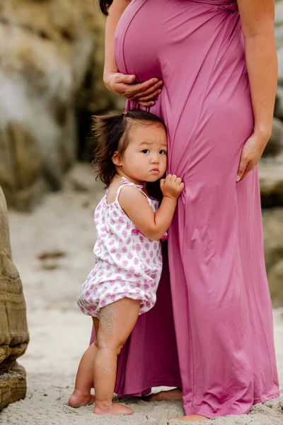 Jong Aziatisch Met Baby Meisje Het Strand — Stockfoto