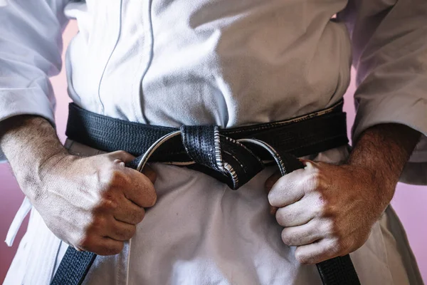 Felismerhetetlen Karateka Fekete Övvel Szilárd Pozícióban — Stock Fotó