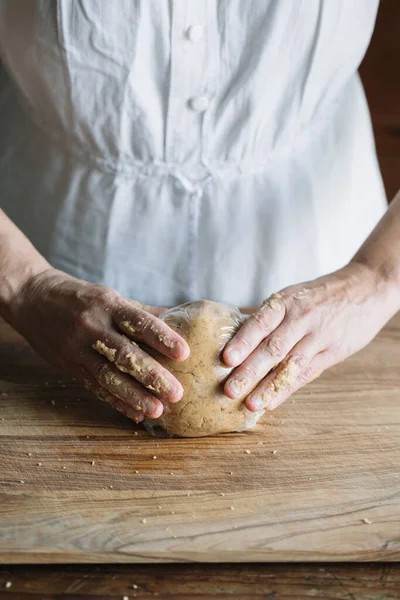 Imagem Cortada Mãos Femininas Amassar Massa Com Farinha Mesa Madeira — Fotografia de Stock