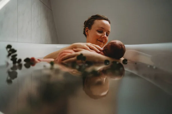 Mutlu Anne Yeni Doğan Bebeği Küvette Emziren Suyun Yansıması — Stok fotoğraf