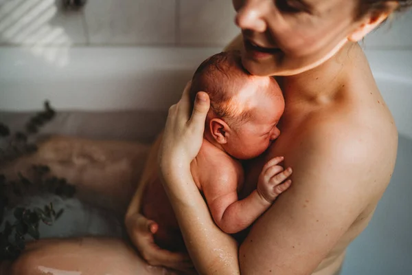 Mutlu Gülümseyen Anne Evde Doğduktan Sonra Bebeğini Kucağında Tutuyor — Stok fotoğraf