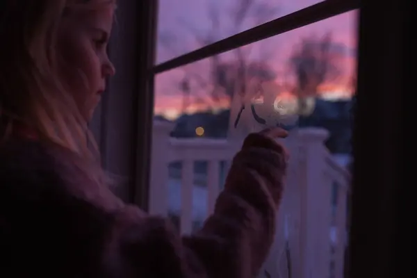 Little Girl Writing Window Condensation Sunset Background — Stock Photo, Image