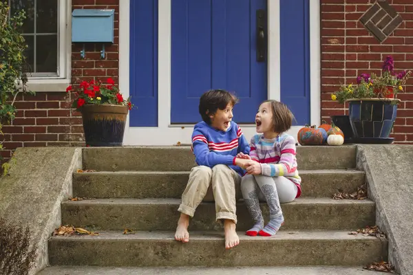 Little Boy Girl Sitting Stoop Yell Out Loud Joy Together — Stock Photo, Image