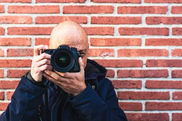Man Photographing Looking His Camera Posing Smiling — Stock Photo, Image