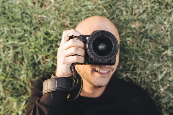 Zdjęcie Lotu Ptaka Fotografa Leżącego Trawie — Zdjęcie stockowe