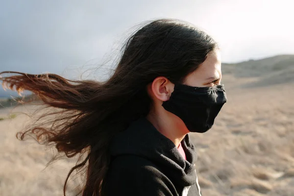 Profilo Girato Una Ragazza Tra Indossare Una Maschera Facciale Una — Foto Stock