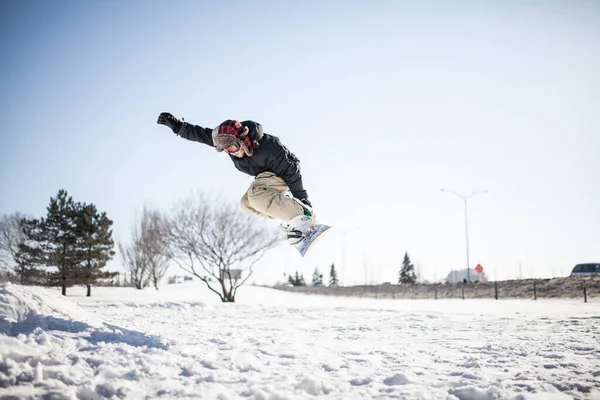 Snowboard Daki Genç Adam Havada Gösteri Yapıyor — Stok fotoğraf