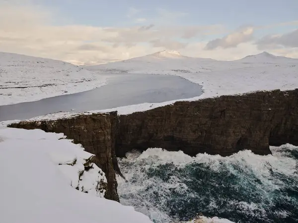 Ondas Atingidas Contra Falésias Perto Lago Leitisvatn Nas Ilhas Faroé — Fotografia de Stock