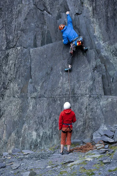 Man Klättrar Upp Brant Klippa Ansikte Vid Slate Stenbrott Norra — Stockfoto