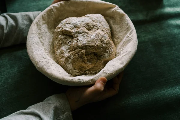 Bagarhänder Som Håller Ett Nybakat Bröd — Stockfoto