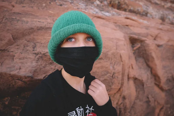 Niño Con Grandes Ojos Azules Mira Desde Detrás Una Máscara — Foto de Stock