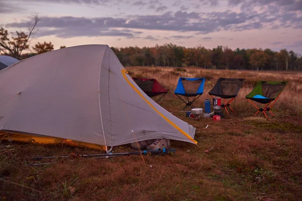 Deux Tentes Chaises Sur Fond Nature — Photo